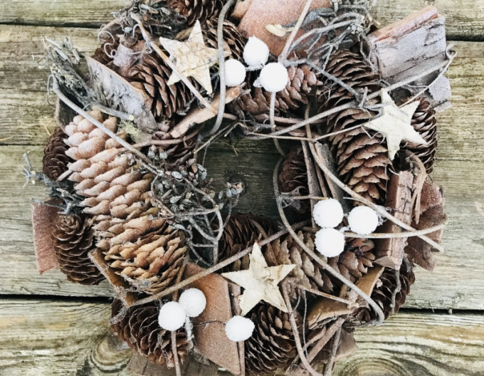 Dekoračný veniec so šiškami 25cm